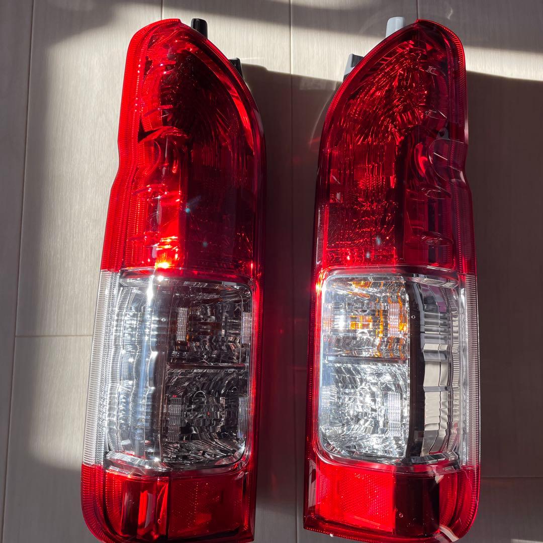 ハイエース200系純正テールランプ 2個セット