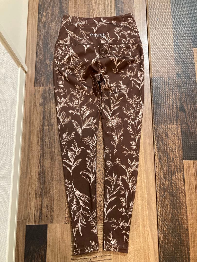 極美　emmi×ayaエミヨガ×アヤ　コラボ　ヨガウェア　ブラウン　ボタニカルS