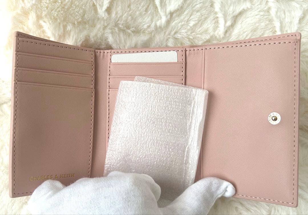 CHARLES & KEITHドゥオ キルトフォルドオーバー ウォレット ピンク