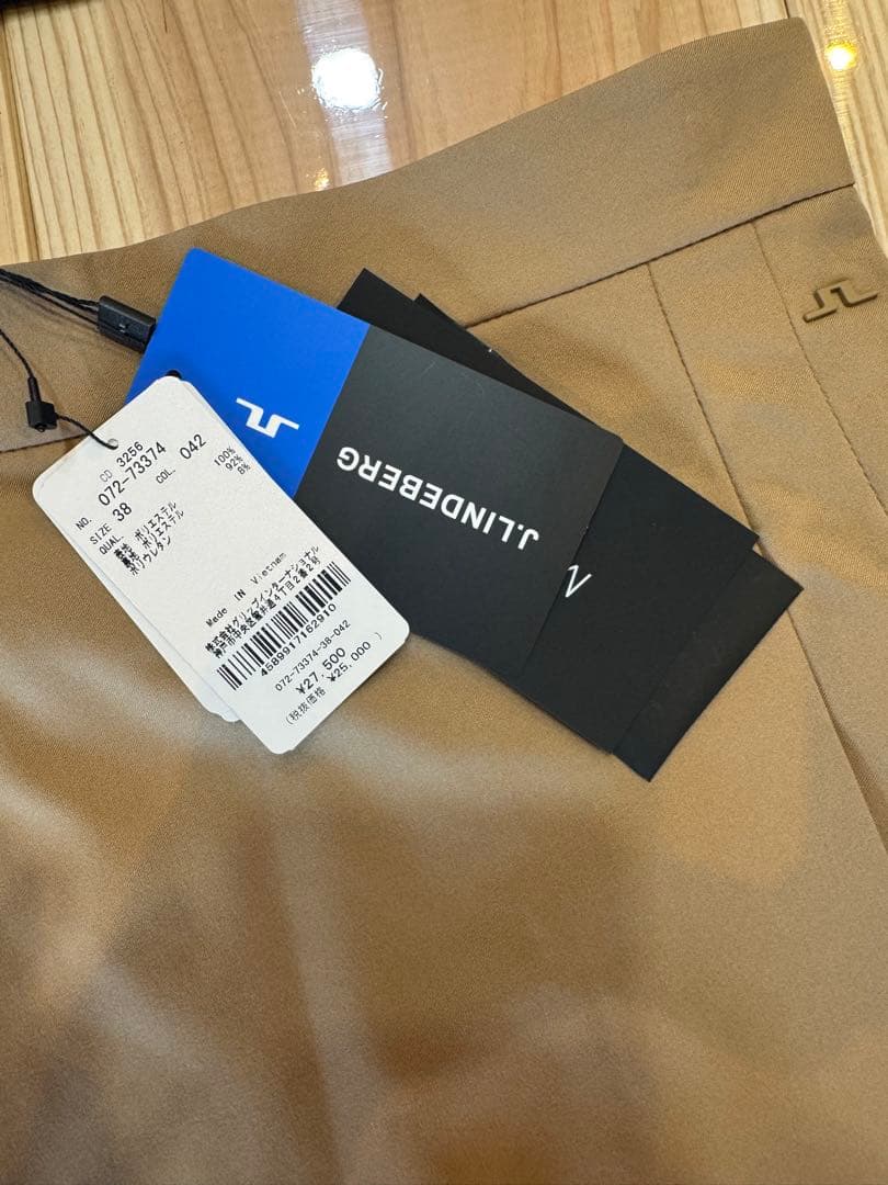 2025ssモデルJ.LINDEBERG ベージュスカート　S