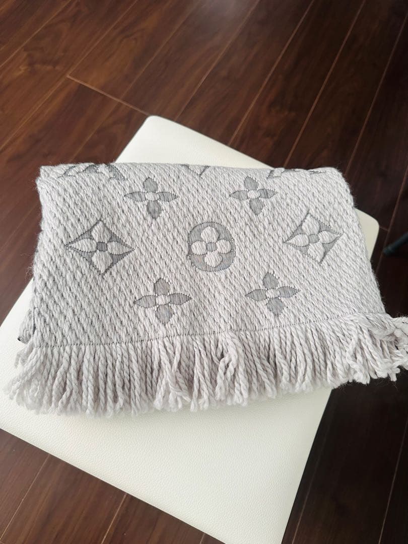 LOUIS VUITTON ヴィトン グレー マフラー エシャルプ ロゴマニア