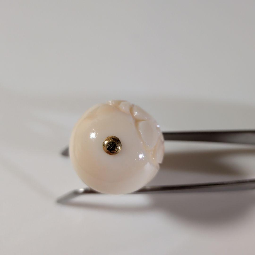 ペンダントトップ　K18　YG　珊瑚　丸玉　彫刻　20.80mm　12.81g