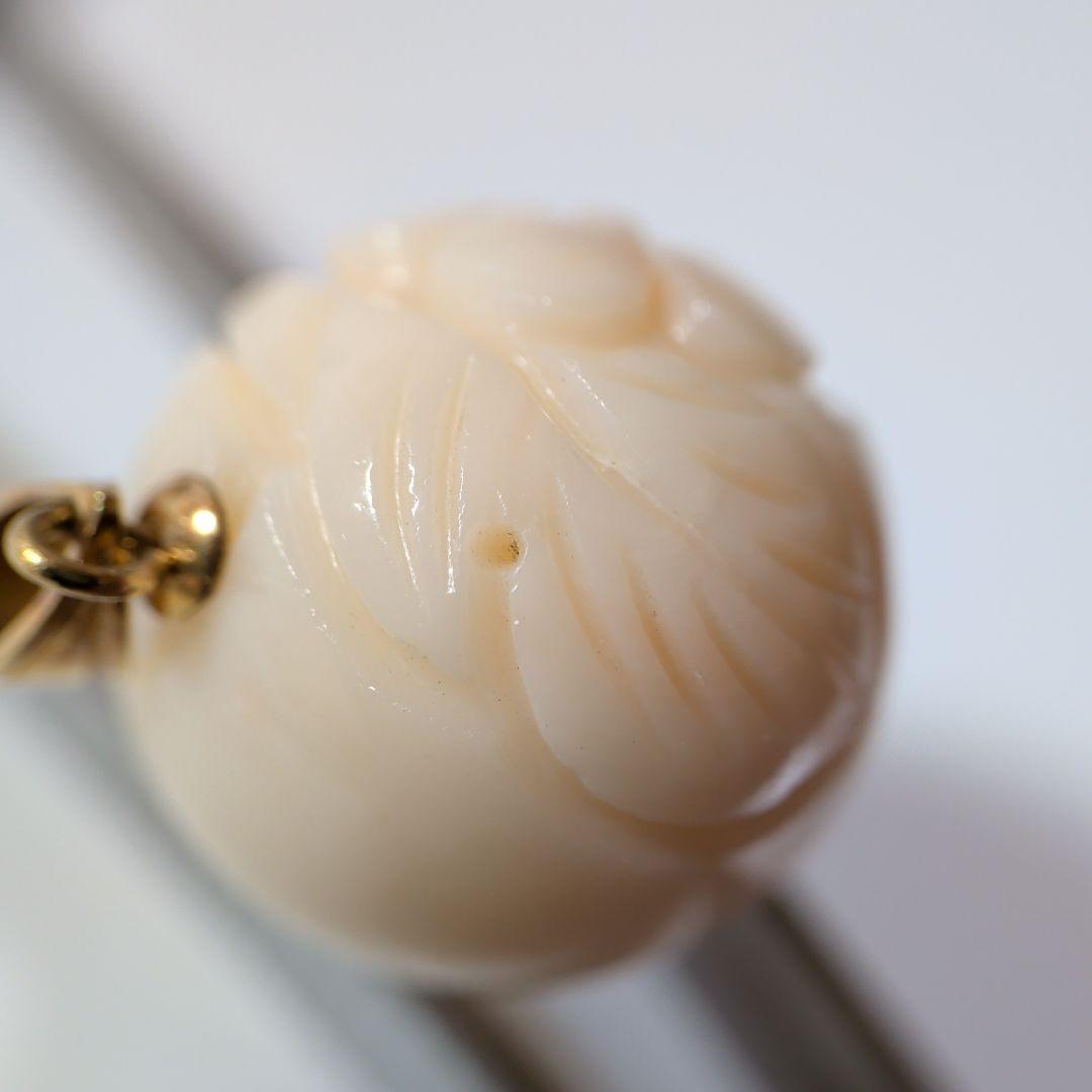 ペンダントトップ　K18　YG　珊瑚　丸玉　彫刻　20.80mm　12.81g
