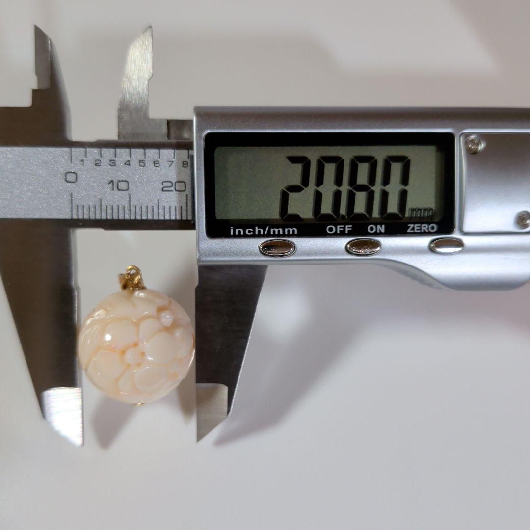 ペンダントトップ　K18　YG　珊瑚　丸玉　彫刻　20.80mm　12.81g