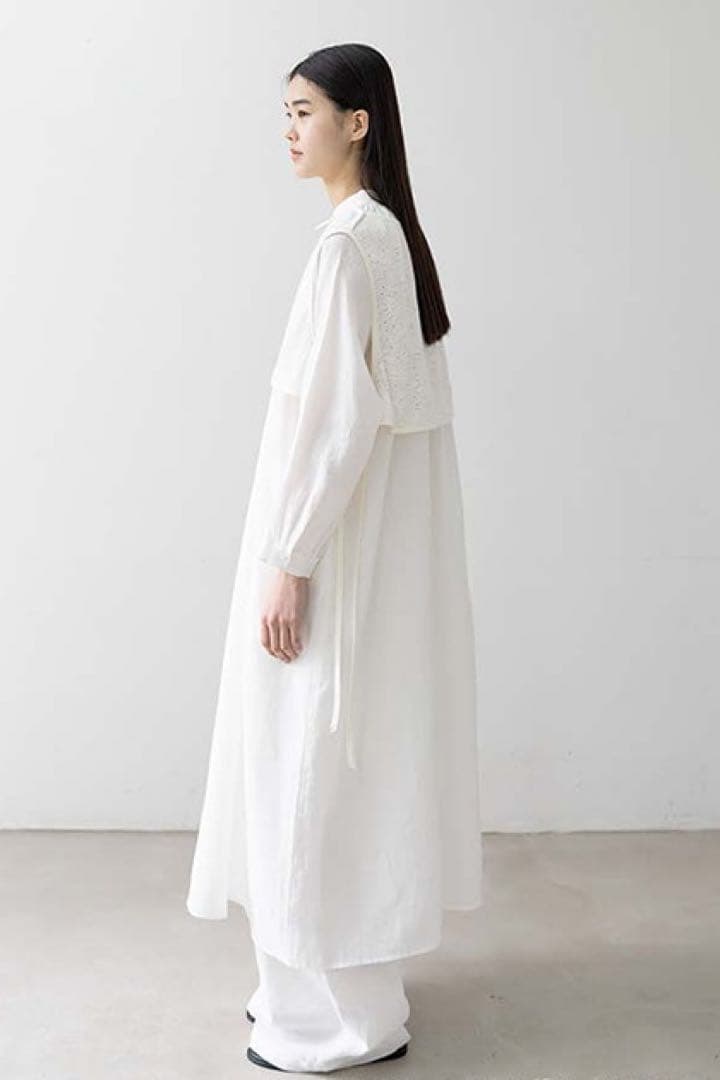 ユノイア　透かしレース模様ベスト