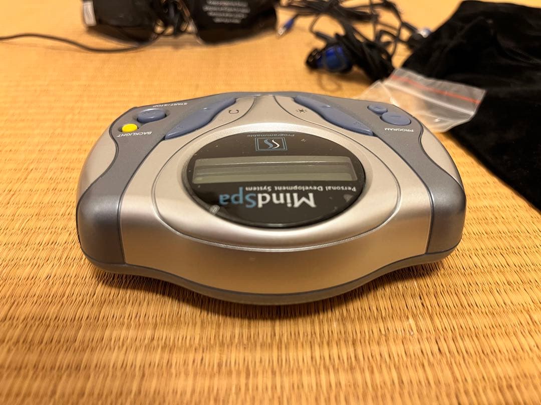 MindSpa リラクゼーションデバイス 本体と付属品