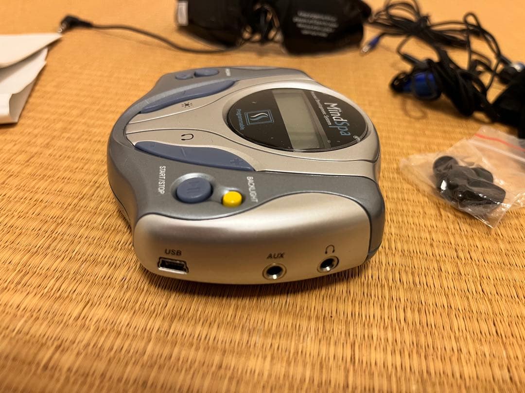 MindSpa リラクゼーションデバイス 本体と付属品