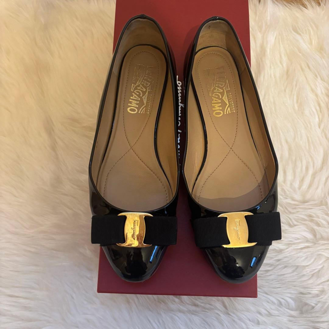 週末セール！Ferragamo フラットシューズ ヴァリナ ブラック