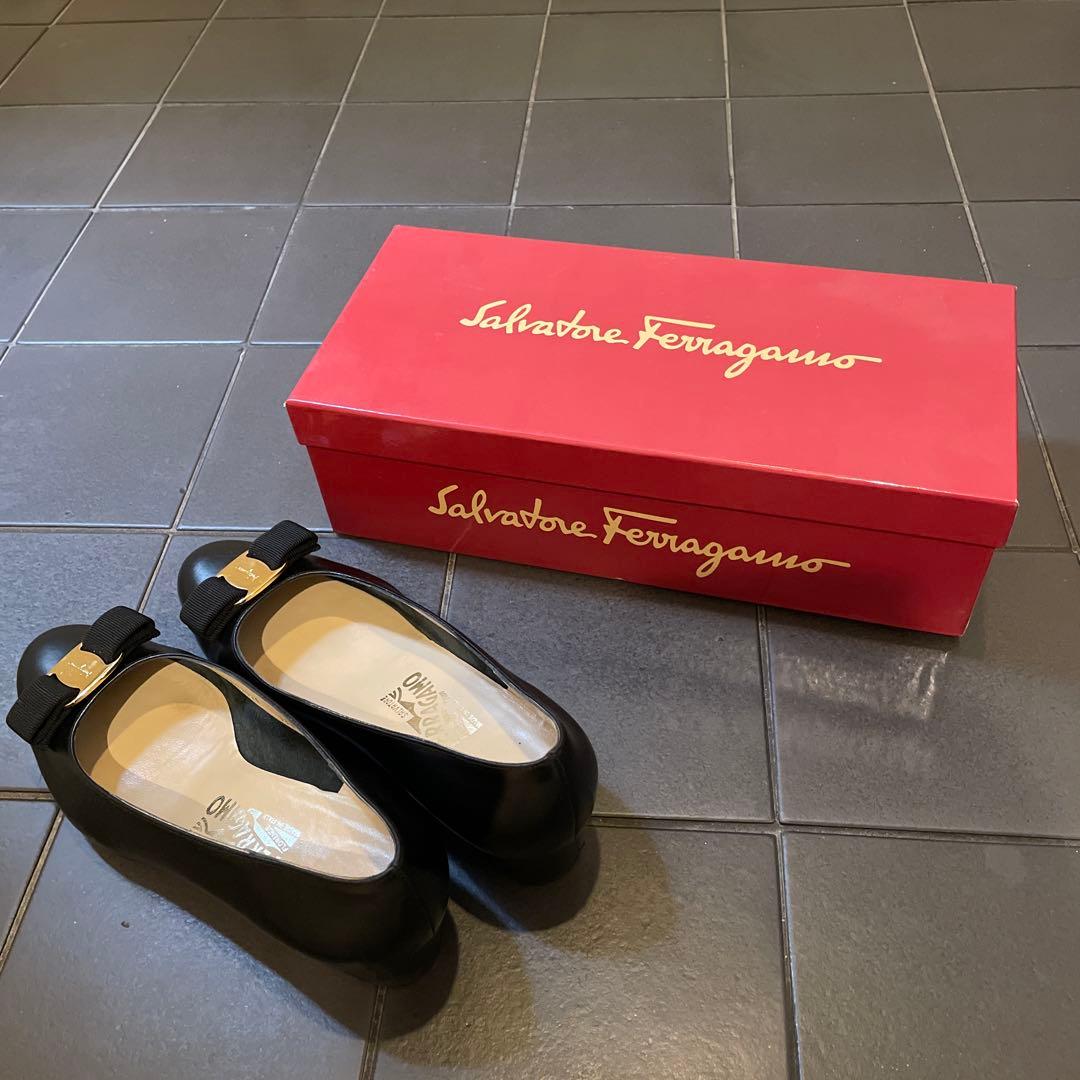 新品同様！！サルヴァトーレフェラガモ　ヴァリナ　フラット ヴァラリボン　23cm