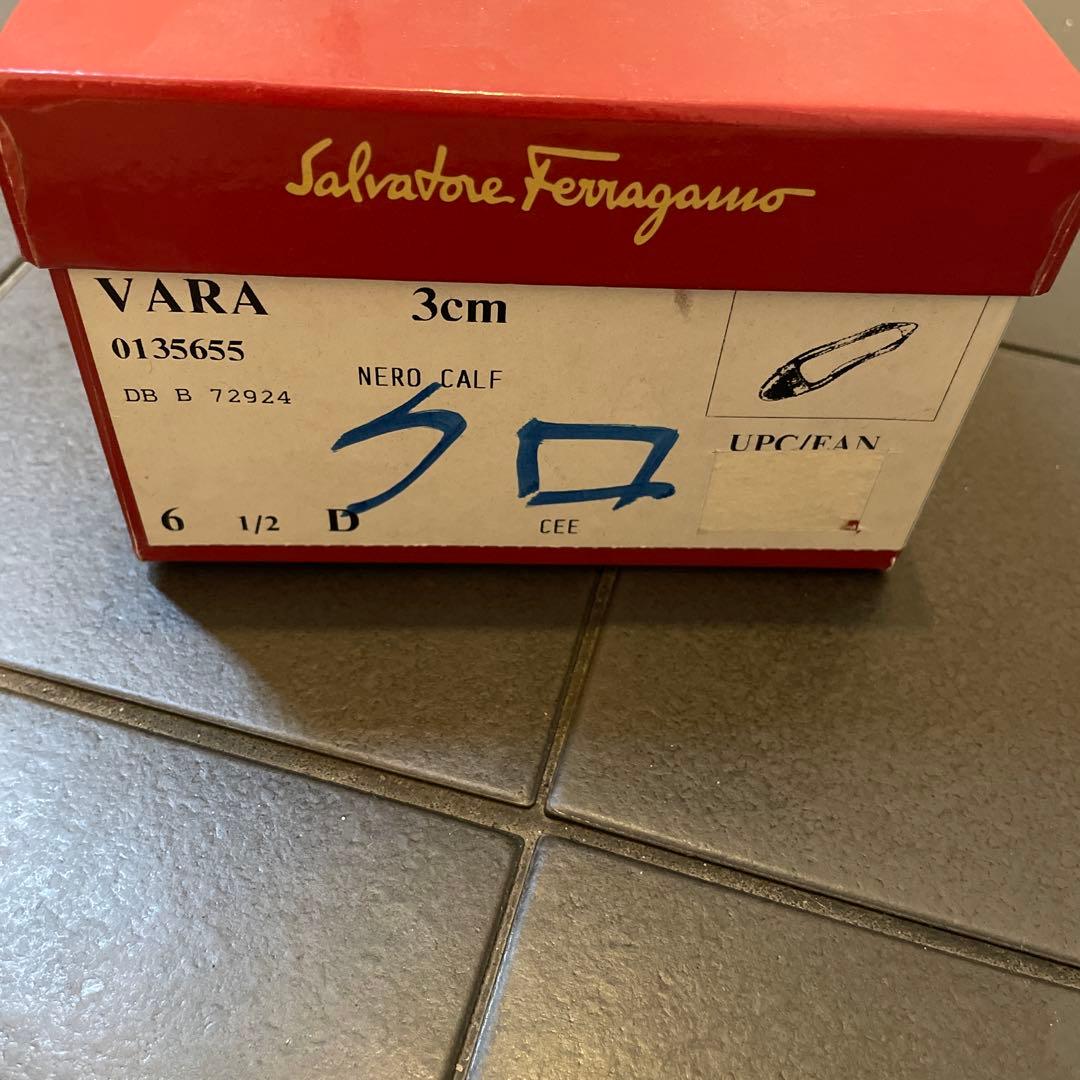 新品同様！！サルヴァトーレフェラガモ　ヴァリナ　フラット ヴァラリボン　23cm