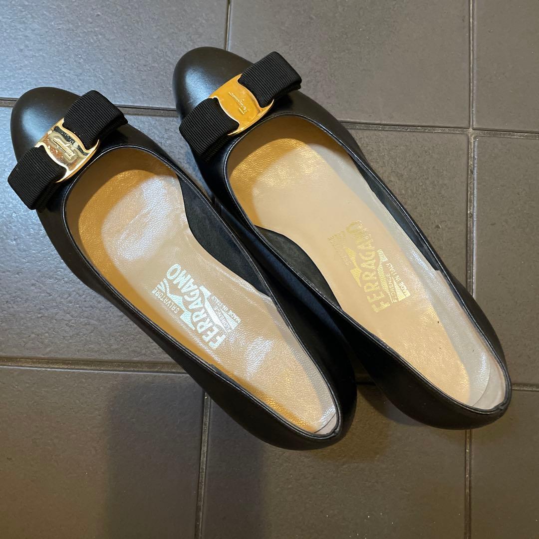 新品同様！！サルヴァトーレフェラガモ　ヴァリナ　フラット ヴァラリボン　23cm