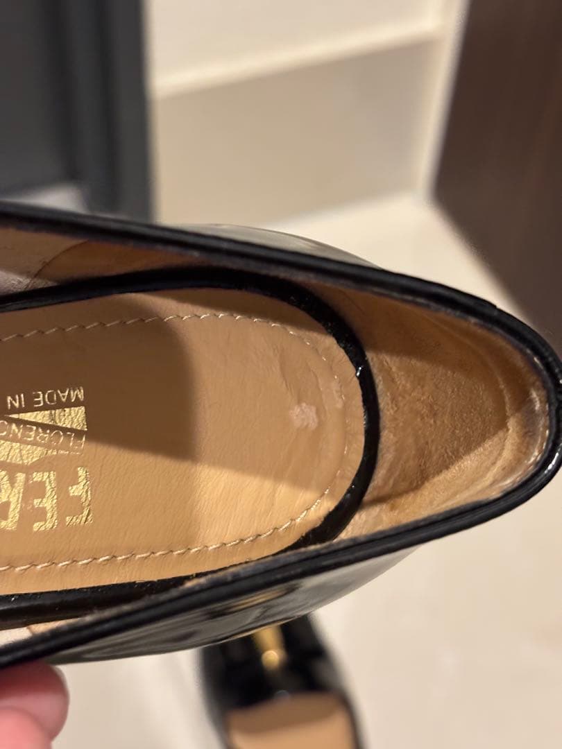 FERRAGAMO ブラックフラットシューズ