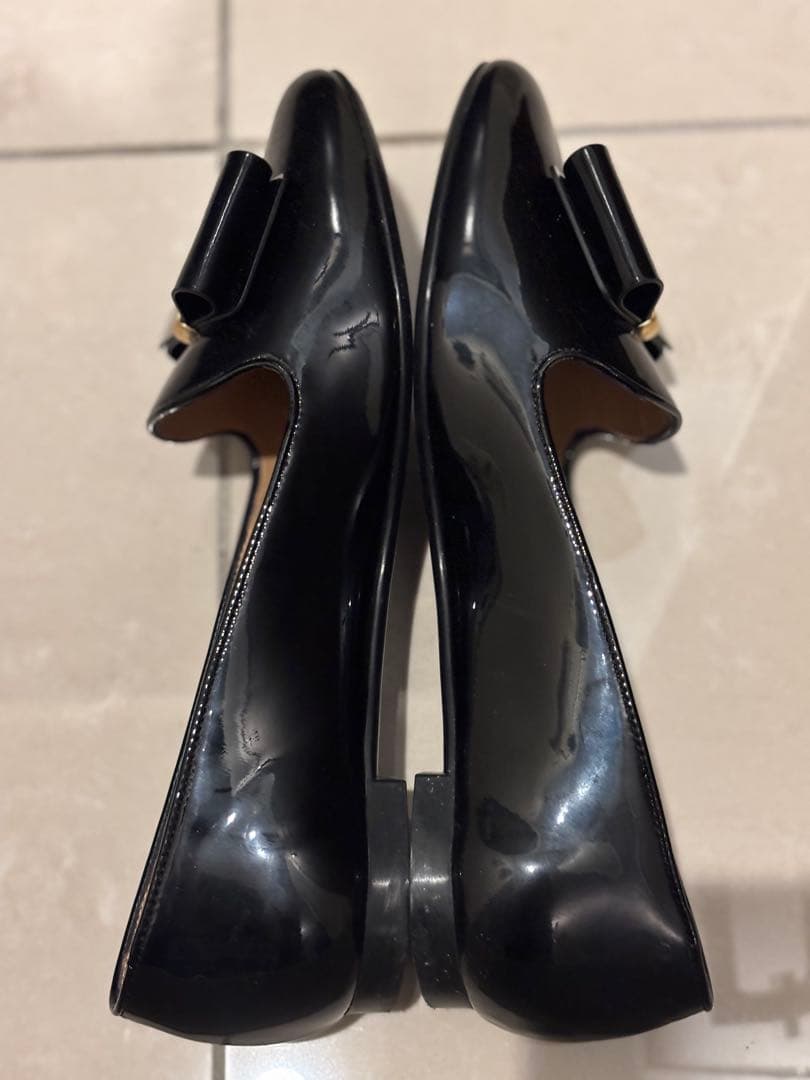 FERRAGAMO ブラックフラットシューズ