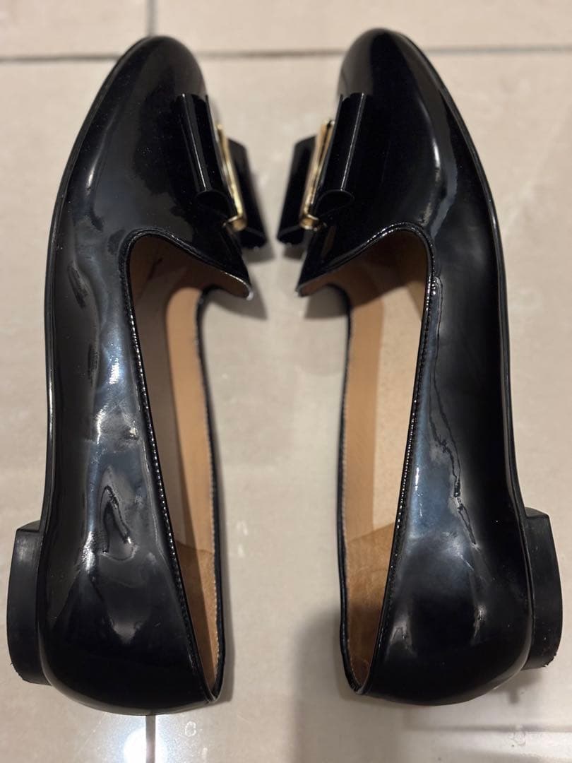 FERRAGAMO ブラックフラットシューズ