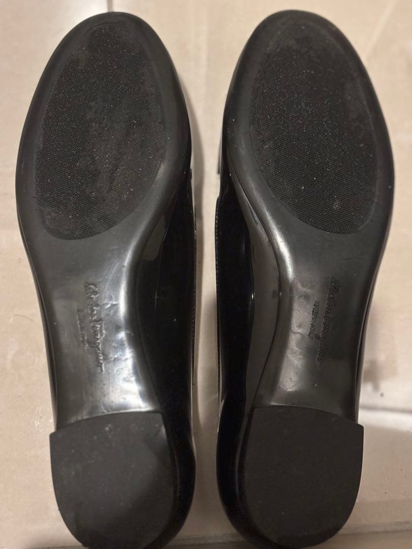 FERRAGAMO ブラックフラットシューズ