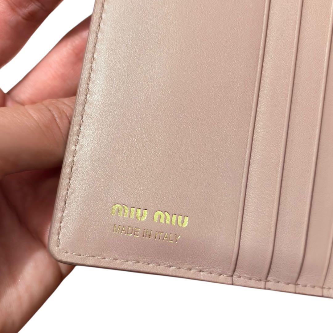 miu miu ピンクベージュ レザー 二つ折り財布 twice momo着用