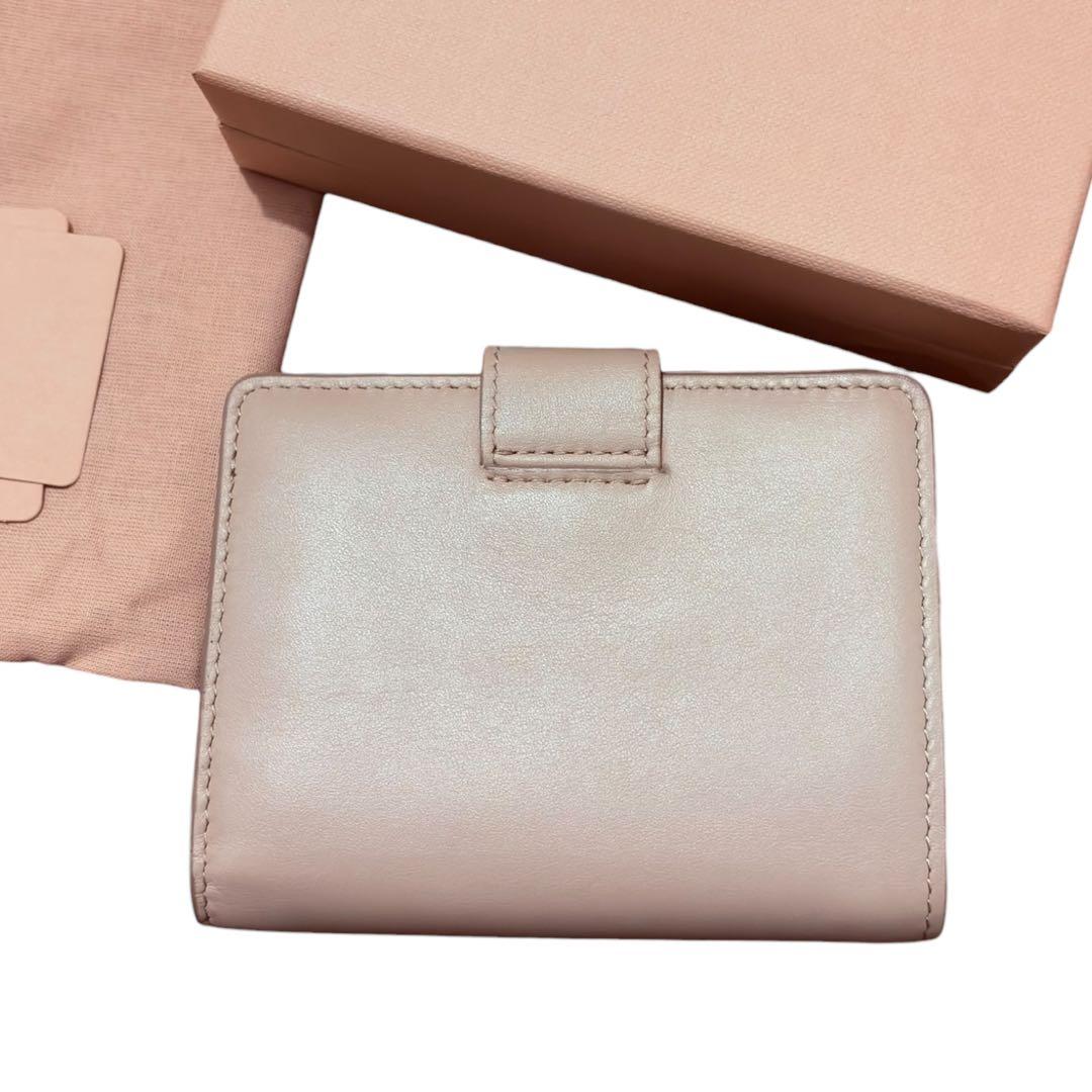 miu miu ピンクベージュ レザー 二つ折り財布 twice momo着用