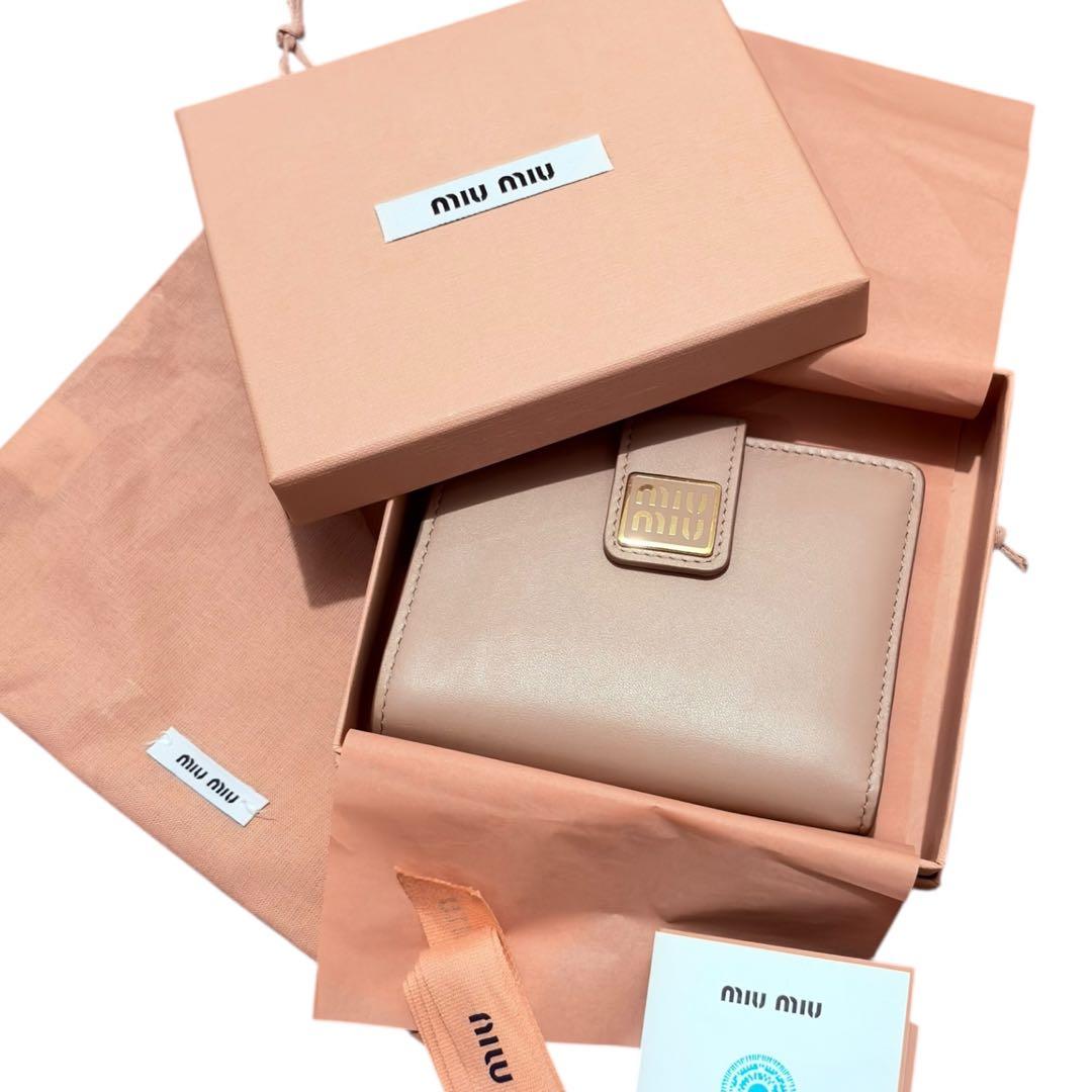miu miu ピンクベージュ レザー 二つ折り財布 twice momo着用