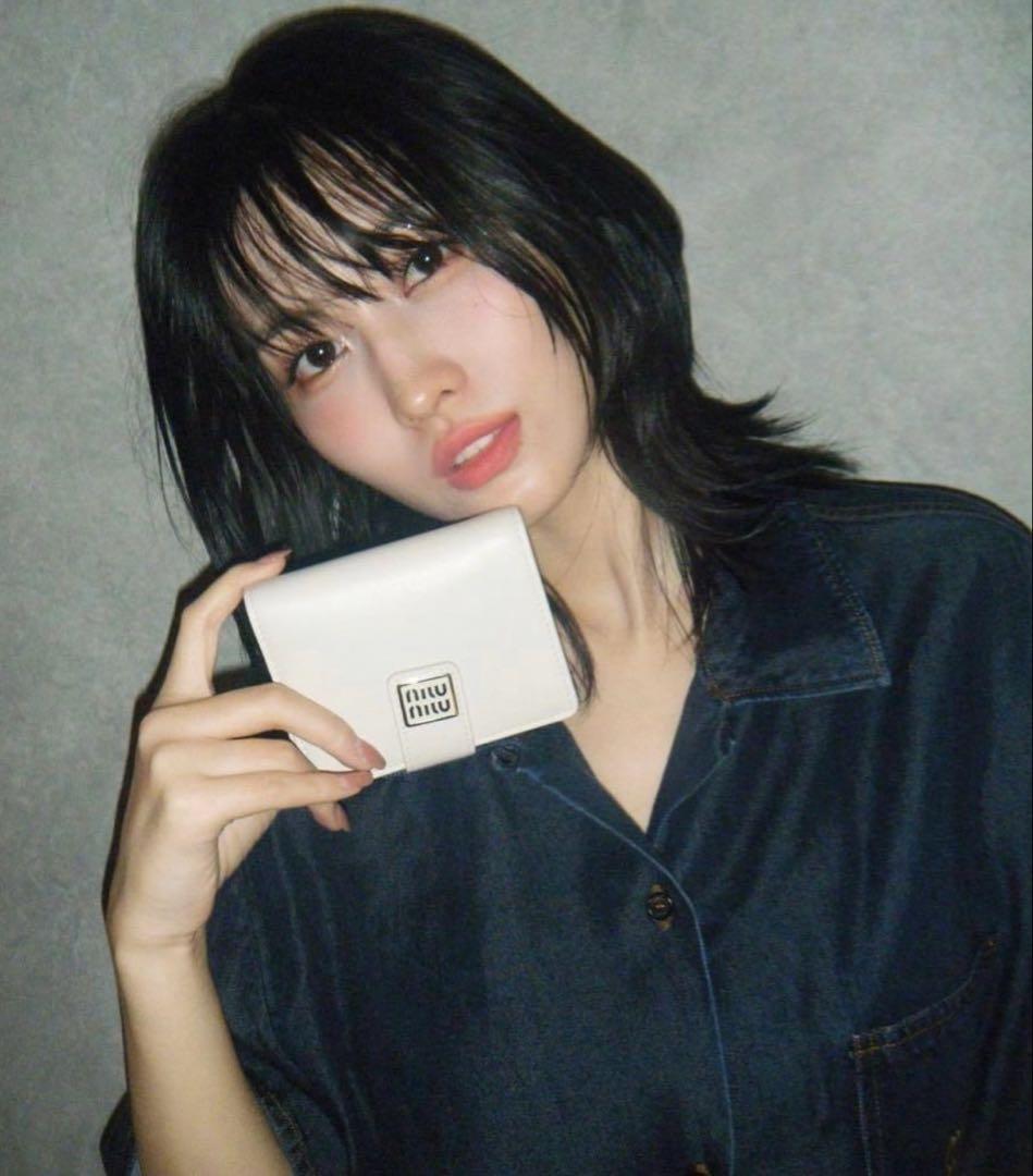 miu miu ピンクベージュ レザー 二つ折り財布 twice momo着用