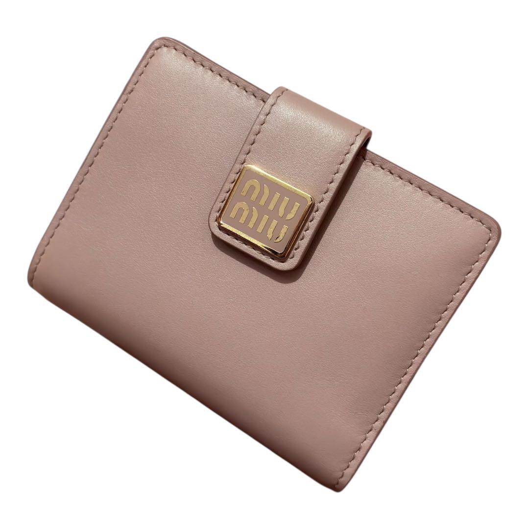 miu miu ピンクベージュ レザー 二つ折り財布 twice momo着用