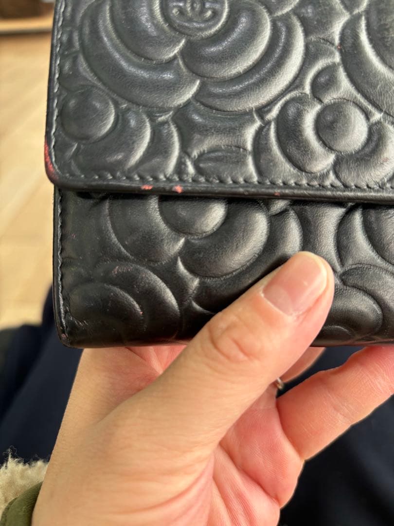 CHANEL ブラック フラワーエンボス 長財布