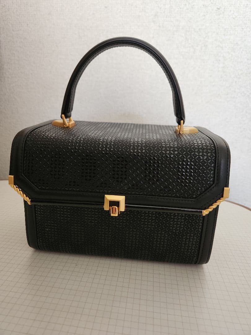 印伝屋高級ボックス型ハンドバッグ