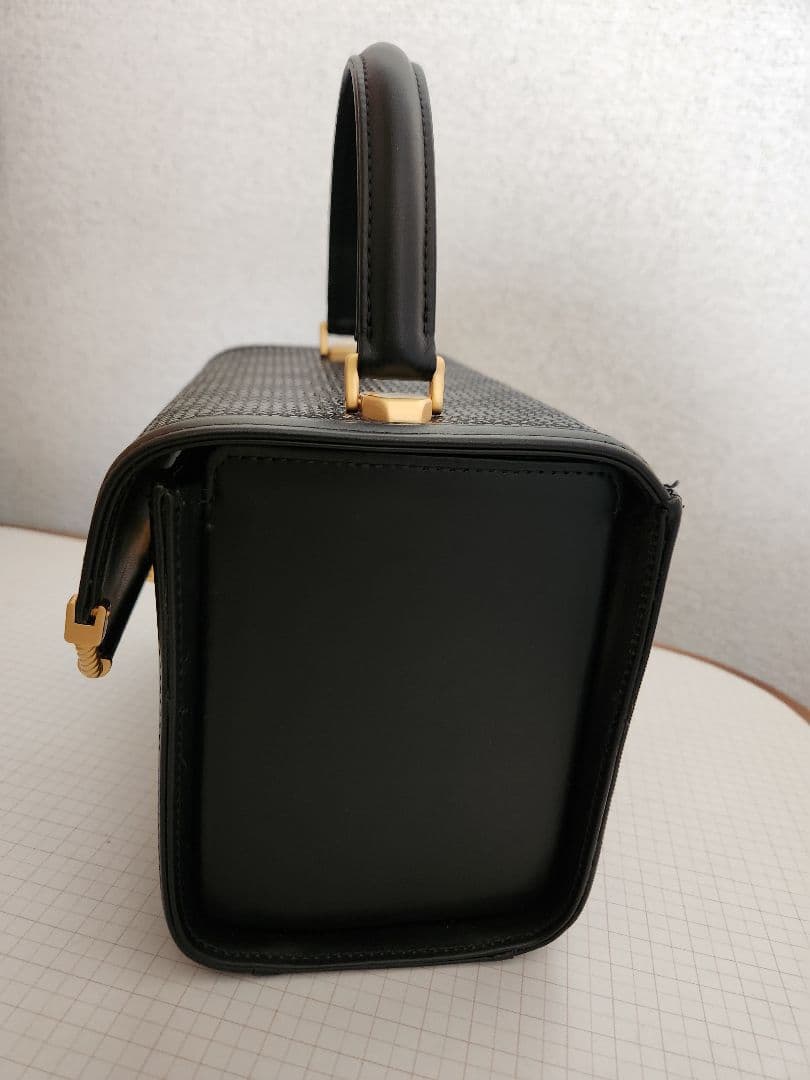 印伝屋高級ボックス型ハンドバッグ