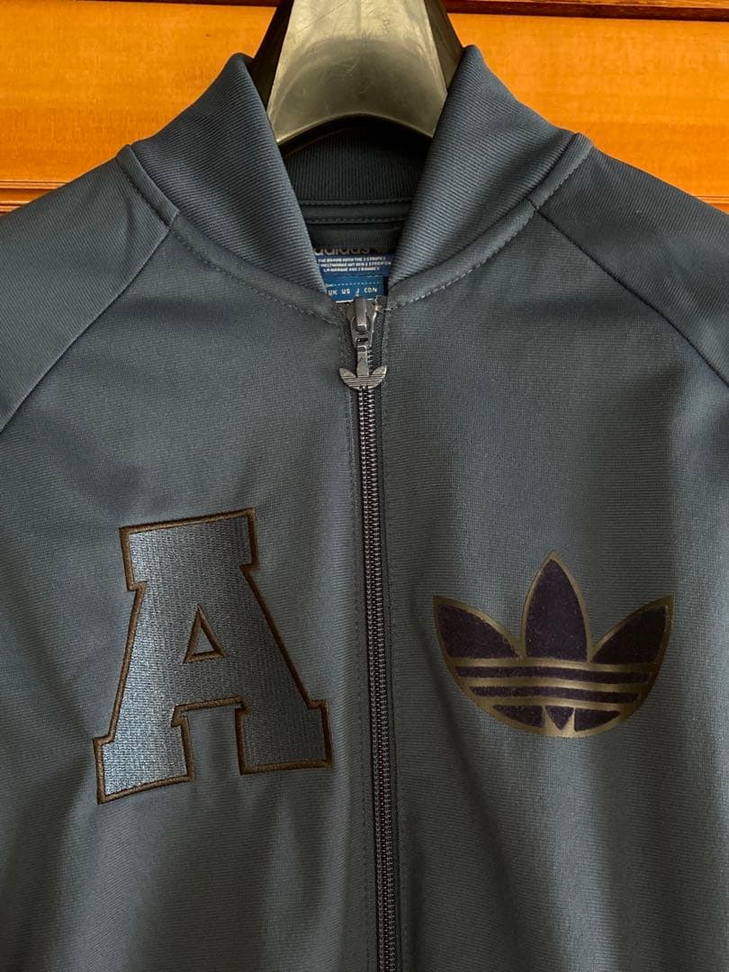 adidasアディダスレディーススポーツ、スタジャン、ジャンパー