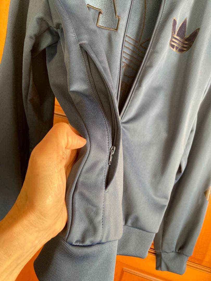 adidasアディダスレディーススポーツ、スタジャン、ジャンパー