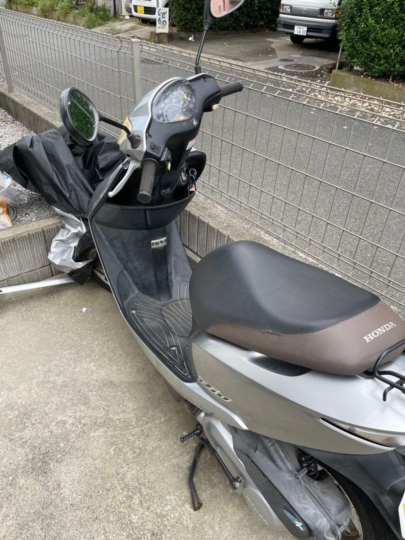 シルバーのHONDA製スクーター8599km