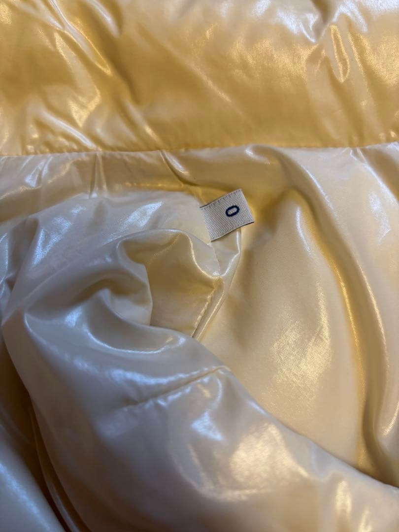 モンクレール ダウンベスト　白