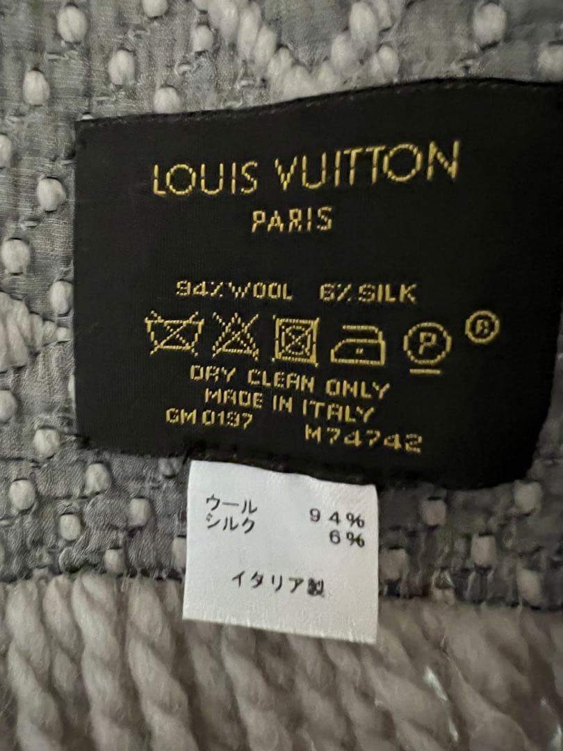 ルイ・ヴィトン　Louis Vuitton グレー ロゴ入り マフラー