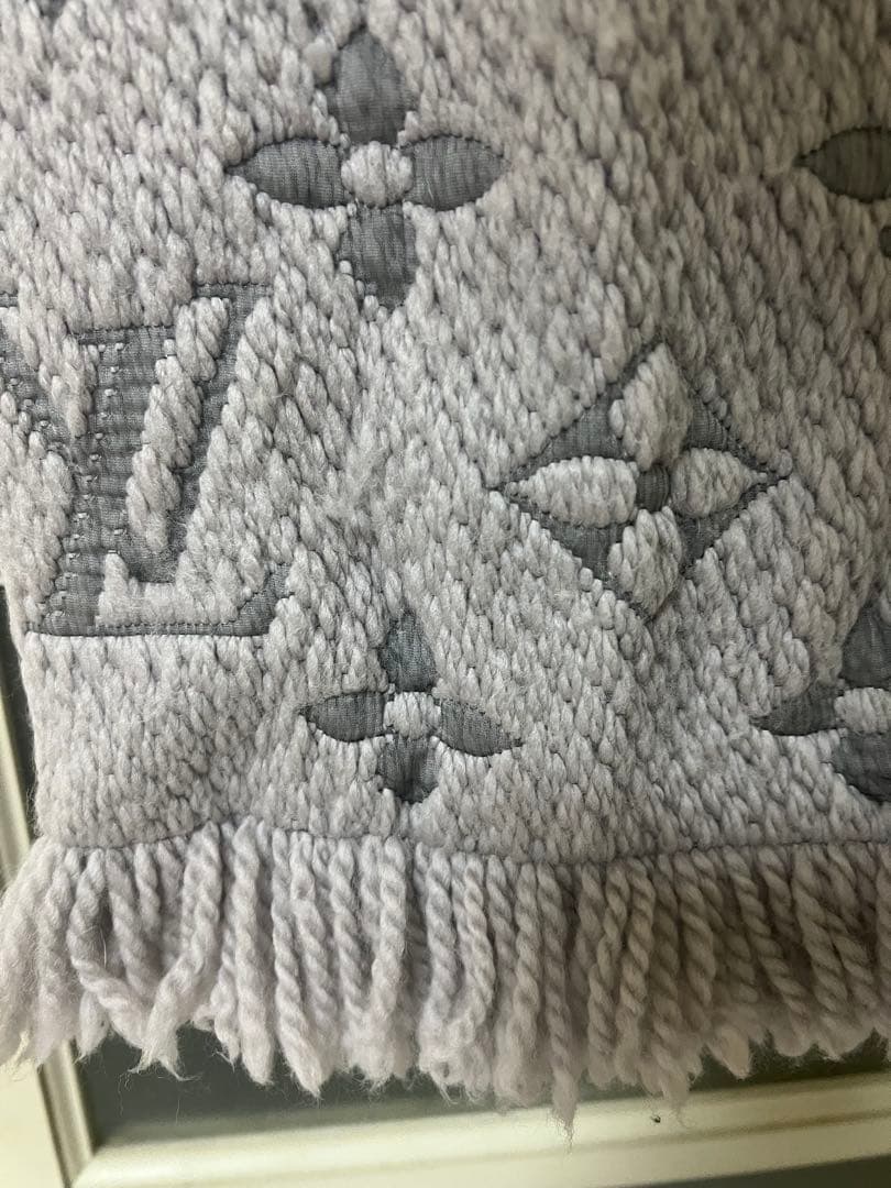 ルイ・ヴィトン　Louis Vuitton グレー ロゴ入り マフラー