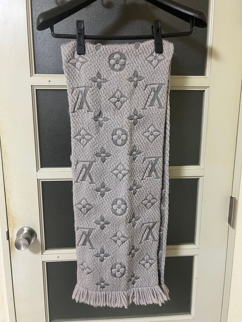 ルイ・ヴィトン　Louis Vuitton グレー ロゴ入り マフラー