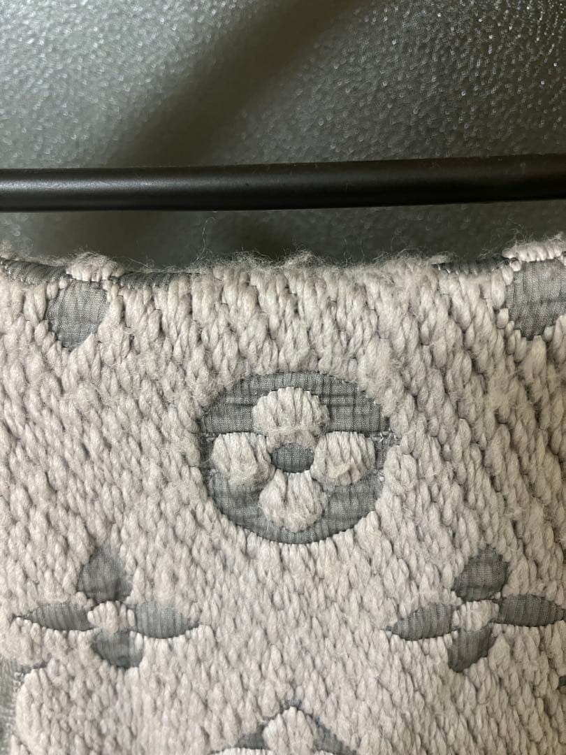 ルイ・ヴィトン　Louis Vuitton グレー ロゴ入り マフラー