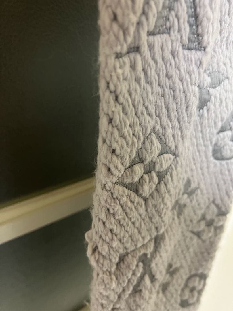 ルイ・ヴィトン　Louis Vuitton グレー ロゴ入り マフラー