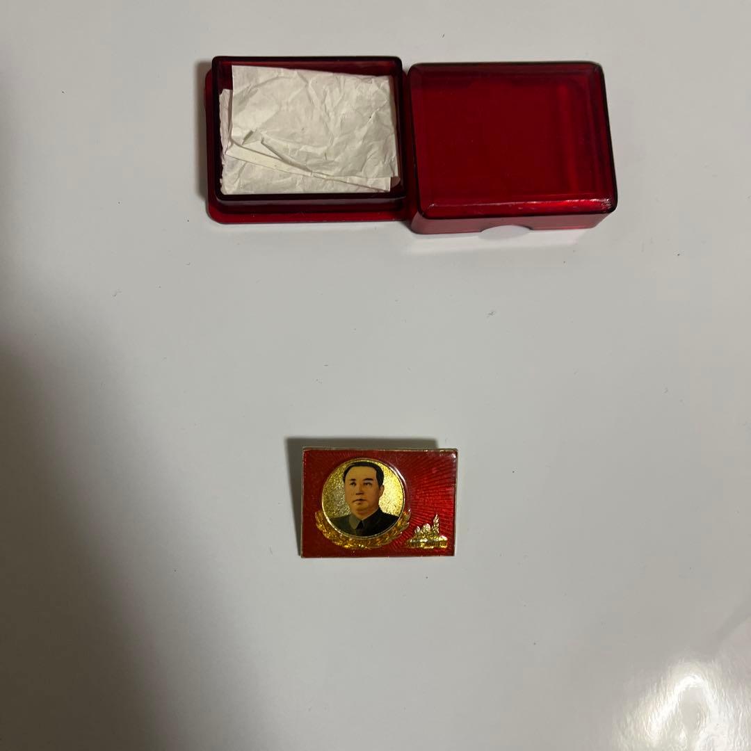 北朝鮮　金一成バッヂ