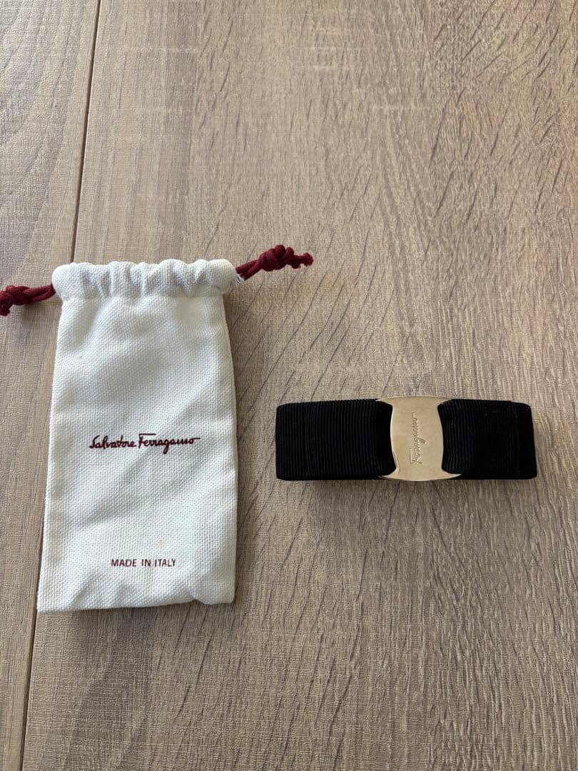 フェラガモ バレッタ　黒　ヘアアクセサリー