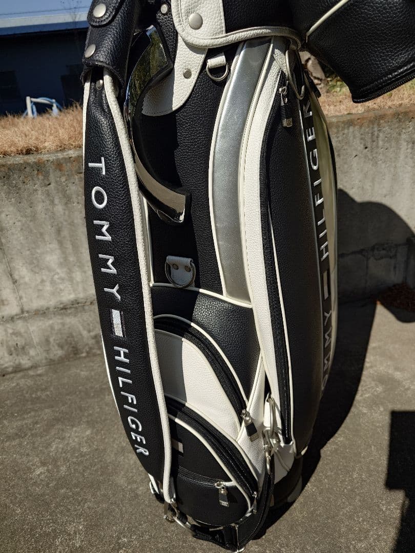 トミーヒルフィガー　キャディバッグ　ブラック/ホワイト
