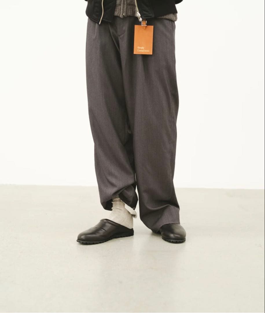 パンツ simplycomplicated MARBELT TROUSERS