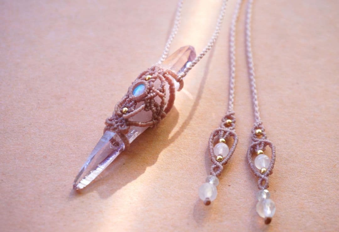 両剣ベラクルスアメジストポイント　エチオピア産オパール　マクラメ　ネックレス