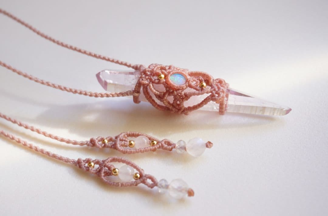 両剣ベラクルスアメジストポイント　エチオピア産オパール　マクラメ　ネックレス