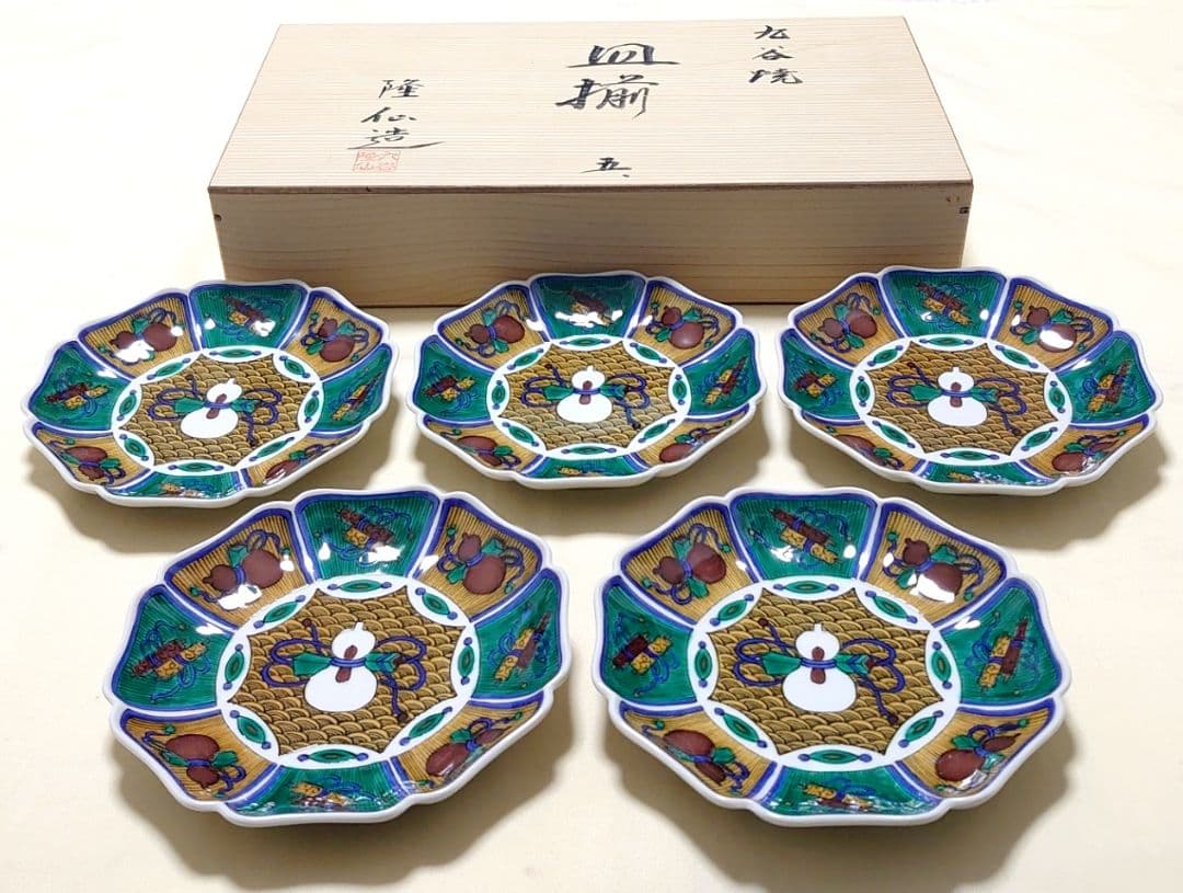 新品　九谷焼　隆仙造　色絵　縁起吉祥物　瓢箪巻物　八角輪花皿揃　5枚セット