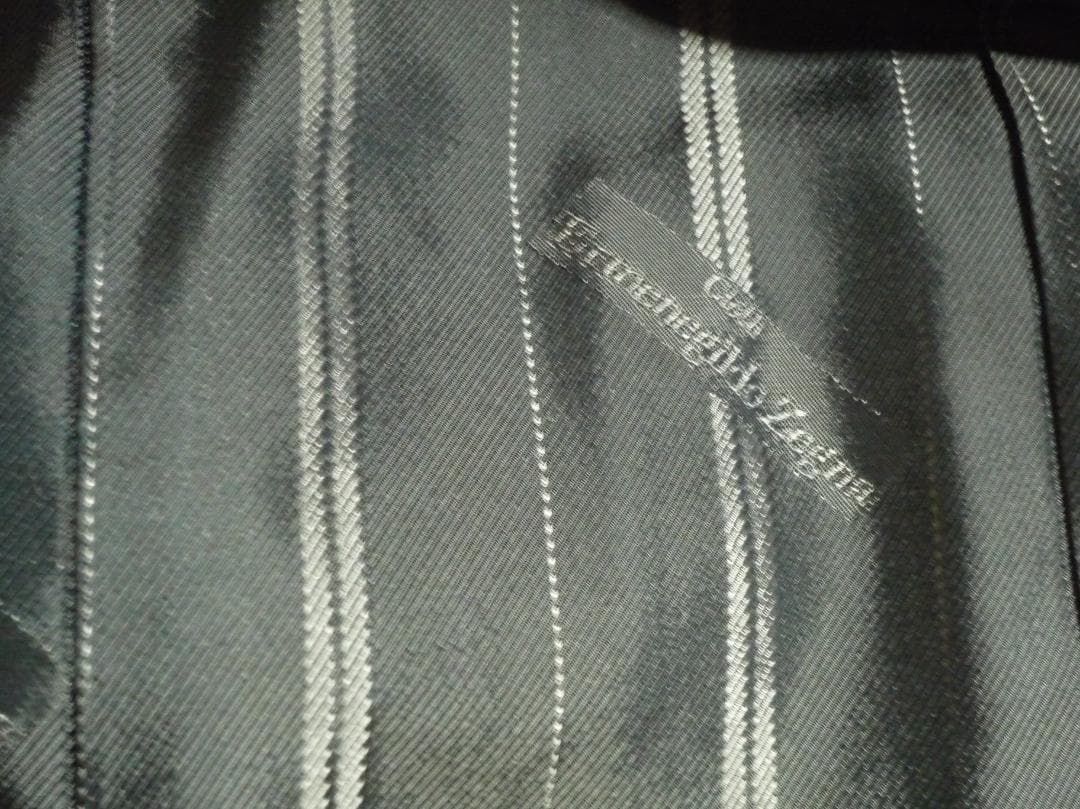 お値下げです。エルメネジルドゼニア　ダークグレー ストライプ スーツ