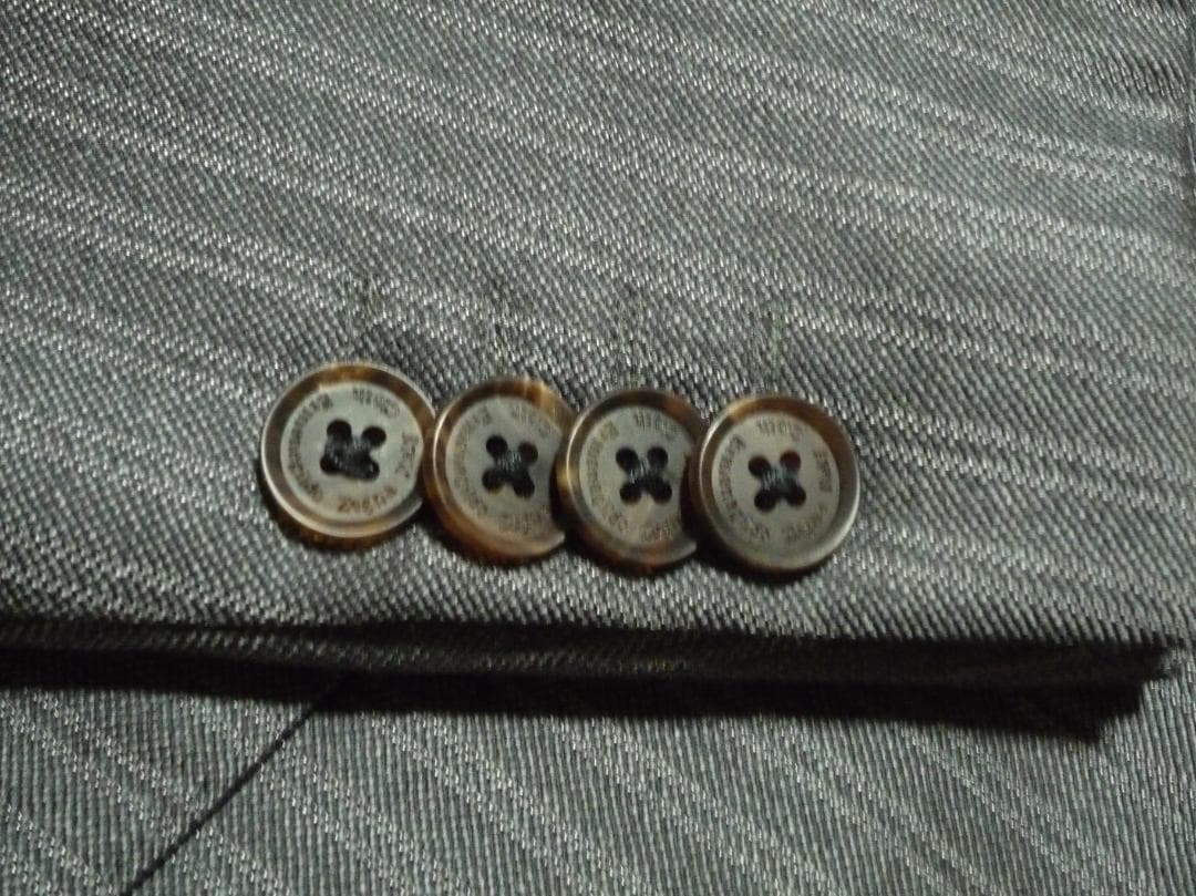 お値下げです。エルメネジルドゼニア　ダークグレー ストライプ スーツ