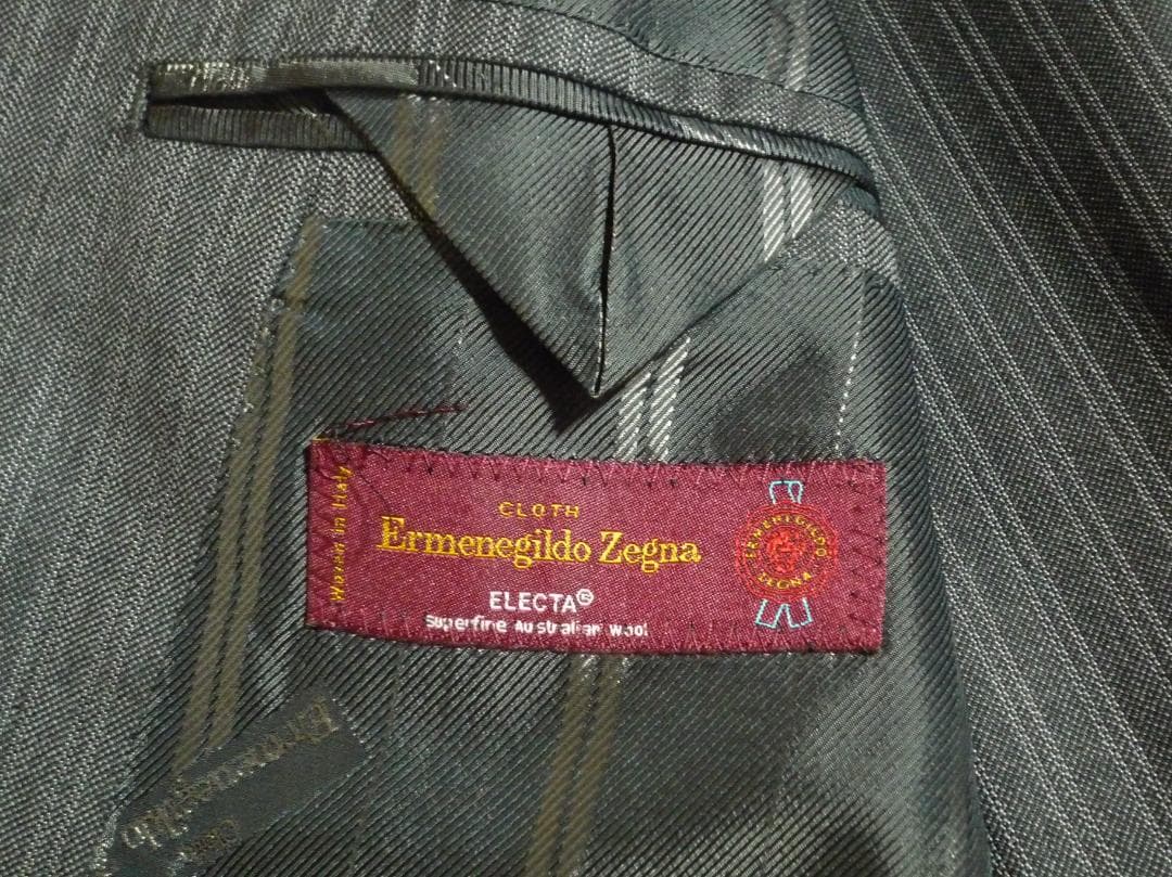 お値下げです。エルメネジルドゼニア　ダークグレー ストライプ スーツ