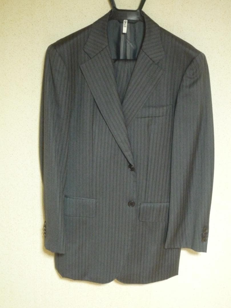 お値下げです。エルメネジルドゼニア　ダークグレー ストライプ スーツ