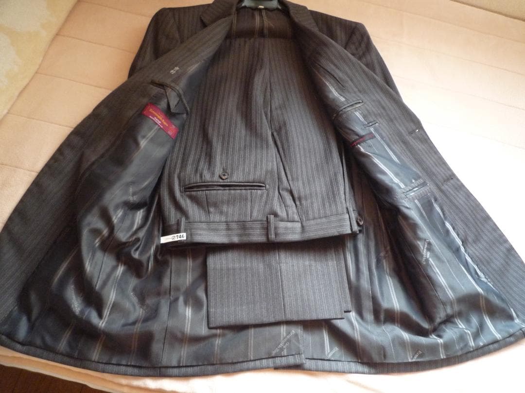 お値下げです。エルメネジルドゼニア　ダークグレー ストライプ スーツ