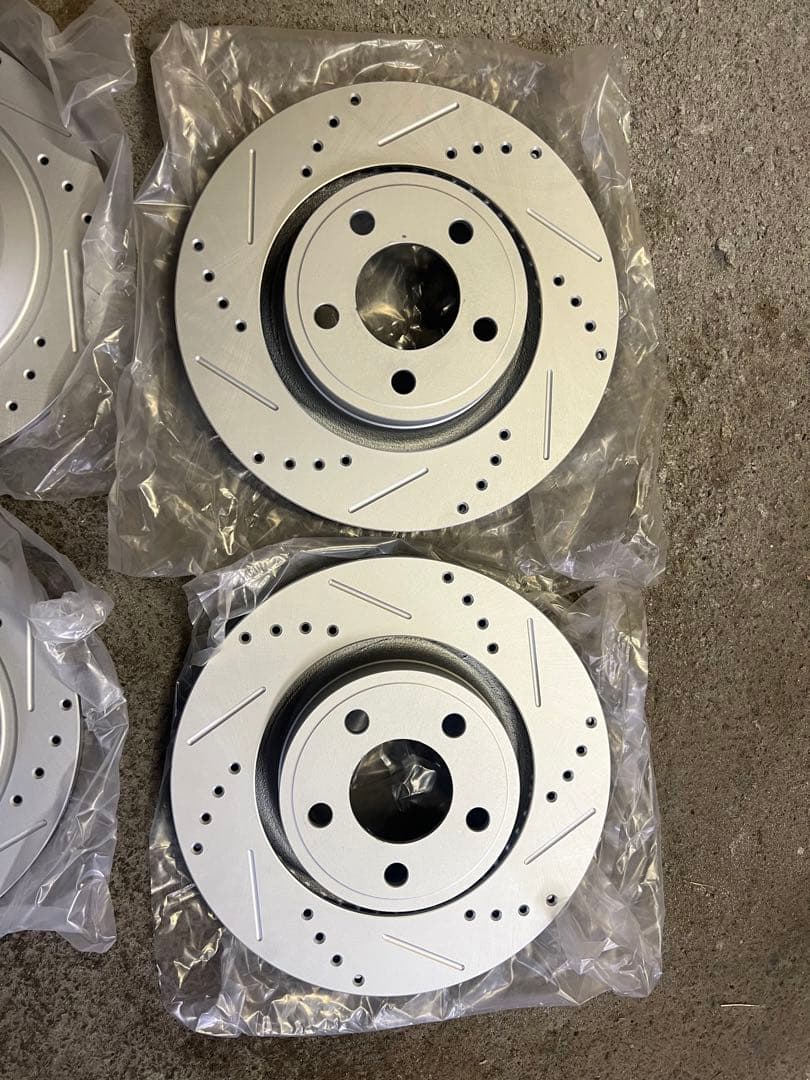 引き取り限定　フォードマスタング2015~2019　TRQドリルドブレーキロータ