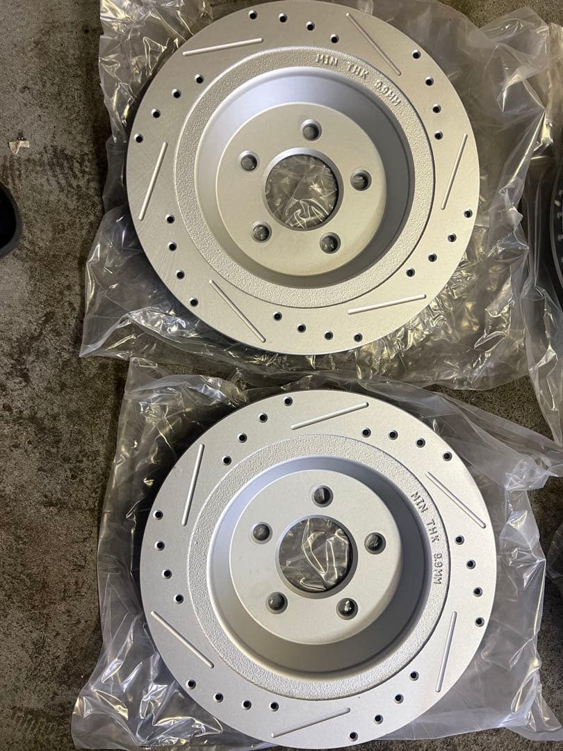 引き取り限定　フォードマスタング2015~2019　TRQドリルドブレーキロータ